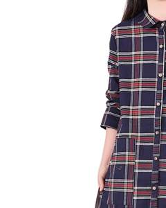Robe chemise longue à carreaux bleu marine et rouge pour femme, boutonnée, décontractée, coupe ample, avec poches, pour un usage quotidien - Product Image 3