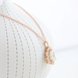 Collar con Colgante de Diamante Cultivado en Laboratorio con Halo de Perlas en Oro Rosa - Product Image 3