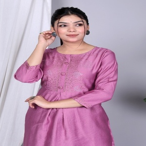 Conjunto de Kurta y Pantalón para Mujer NIYANI en Color Malva Elegante, con Bordado Sutil, para Bodas Étnicas con Estilo - Product Image 4