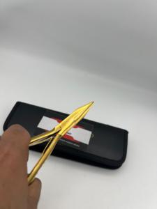 Pinzas de punta plana de acero inoxidable sólido de calidad premium, color oro plasma, para extensiones de cabello, con logotipo personalizado y estuches de cuero. - Product Image 4