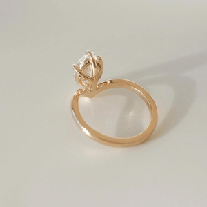 Anillo de Compromiso de Moissanita con Corte Marquesa, Anillo Solitario con Banda de Oro Trenzado, Anillo de Promesa Elegante y Minimalista para Mujer, Único - Product Image 4