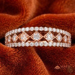 Bague géométrique romantique en argent plaqué or rose - Style vintage avec bande pavée en forme de diamant - Product Image 1