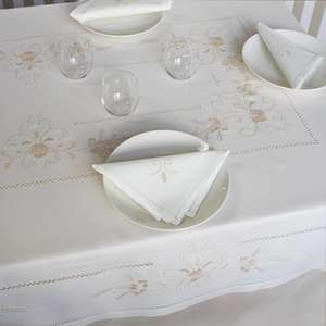 Mantel de Algodón Blanco Personalizado al por Mayor con Bordado de Flores Beige, Lavable, para Uso en el Hogar, Restaurantes y Fiestas - Product Image 5