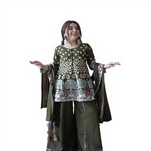 Elegante Conjunto Moderno de Top Chinnon y Pantalón Palazzo con Dupatta a Juego y Bordado de Lentejuelas para Bodas/Graduaciones - Product Image 1