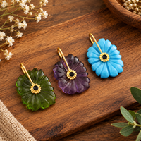 Pendentif de mode en laiton plaqué or 18 carats avec chaîne, fleur sculptée, pierres précieuses (turquoise, péridot, améthyste, quartz) et pierres de zirconium cubique noires