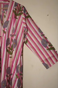 Vestido maxi bohemio de algodón con estampado a mano de rayas rosas, vestido largo holgado con estampado floral para mujer. - Product Image 2
