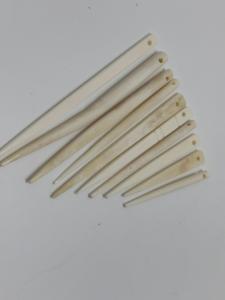 Agujas de tejer de hueso natural con un aspecto liso y artesanal, ideales para tejer, crochet, manualidades y proyectos textiles. - Product Image 5