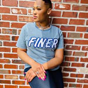 Chemise en jean gris clair Zeta Phi Beta avec broderie chenille bleue lettres grecques pour femme – Coupe décontractée et élégante - Product Image 4