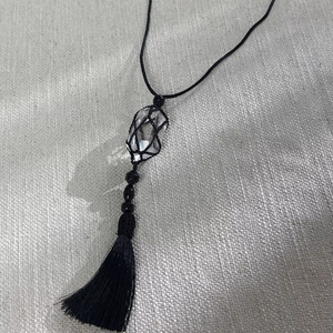 Collier pendentif en macramé en quartz clair fait main, bijou en pierre naturelle de guérison avec pompon, long collier bohème en pierres précieuses - Product Image 1