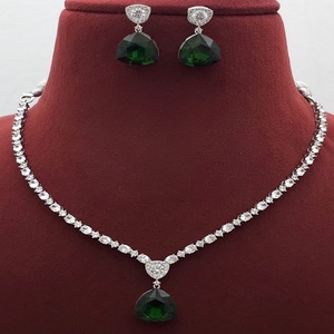 Hermoso Juego de Collar y Aretes de Plata con Circonitas, Diseño de Gota de Agua, Joyería para Mujer - Product Image 1