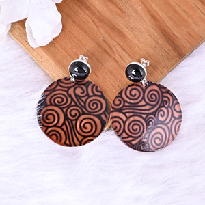 Boucles d'oreilles pendantes en résine avec onyx noir naturel et nacre |   Argent sterling 925 - Product Image 5