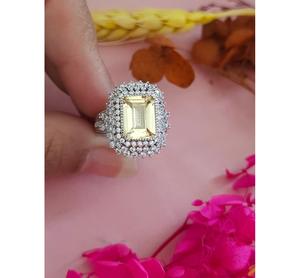 Bague tendance pour femme en laiton plaqué argent avec zircon étincelant, idéale pour mariage, fiançailles, anniversaire ou comme cadeau - Product Image 1