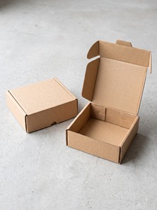 Dossiers en carton ondulé Kraft, emballage plat, recyclables, en carton brun, avec poignée, impression quadricolore, découpes. - Product Image 4