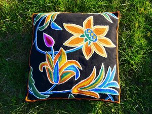 Funda de cojín bordada a mano Kashmiri Magic: Funda de cojín bordada a mano para decoración del hogar estilo boho - Funda de cojín hecha a mano en India. - Product Image 1