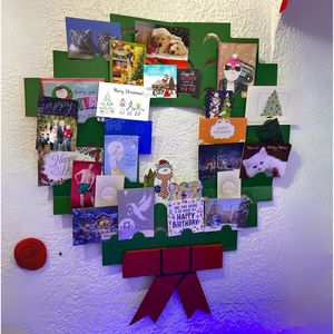 Guirnalda Navideña Jumbo (44 x 36 Pulgadas), Ideal para el Hogar, la Oficina, Escuelas, Fiestas, Exhibición de Fotos, Porta Tarjetas, para Decoraciones - Product Image 1