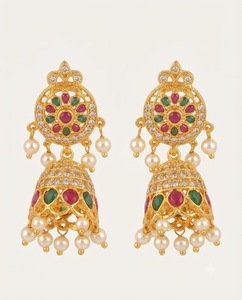 Boucles d'oreilles pendantes Jhumka à motif floral traditionnel pour femmes, avec pompon de perles, bijoux de mariage et de mariée, plaqué or, vente en gros - Product Image 1