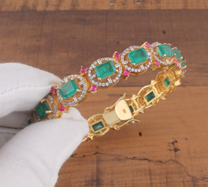 Bracelet en pierre verte taille émeraude plaqué or 18 carats, multi-gemmes, avec halo de rubis et cristaux, vente en gros, fabricant de luxe - Product Image 2