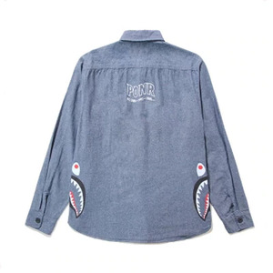 เสื้อเชิ้ตยีนส์ผู้ชายมีกระเป๋าและโลโก้ Wgm สไตล์วินเทจลำลอง แขนยาว ติดกระดุม ทรงลำลองสำหรับฤดูร้อน ปรับแต่งได้ - Product Image 2
