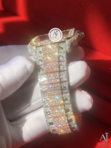 AARVA JEWELS นาฬิกาข้อมือผู้ชายสุดหรู ระบบจักรกล Miyota ตัวเรือนสแตนเลสทรงเหลี่ยม 40 มม. กระจกแซฟไฟร์ ประดับโมอิสซาไนต์ สายขนาด 20 มม. - Product Image 5