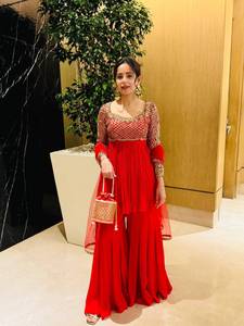 Ensemble prêt-à-porter entièrement cousu comprenant un haut en georgette avec broderies Zari et sequins, un pantalon Sharara et un dupatta. - Product Image 1