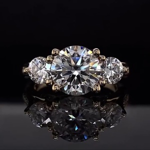 Bague de fiançailles pour femme en or massif 14 carats, diamant rond brillant cultivé en laboratoire, style romantique certifié, avec diamants latéraux - Product Image 1