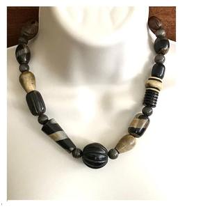 Collar de cuerno hecho a mano con colgante minimalista, perfecto para colecciones de joyería moderna y accesorios de moda para el día a día. - Product Image 3