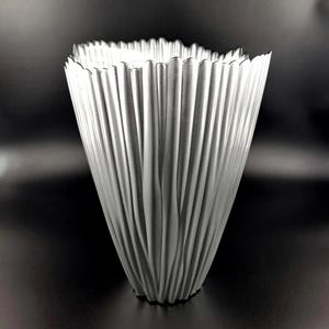 Vase décoratif en métal au design minimaliste, porte-fleurs contemporain pour la décoration intérieure - Product Image 6