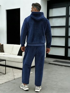 Ensemble de survêtement en velours pour homme moderne avec un design élégant pour les occasions décontractées et les tenues de détente - Product Image 2