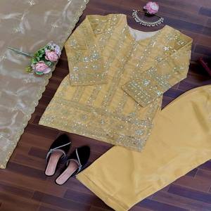 Conjunto de Kurta y Plazo de Seda VASTRA COTTAGE con Dupatta, Traje Étnico con Bordado de Hilos y Plazo, Ropa Festiva - Product Image 1