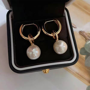 Pendientes de Plata de Ley S925 Importados con Perlas Naturales y Diseño de Corte Diamante, Redondos de 10-9 mm, Casi Impecables - Product Image 3