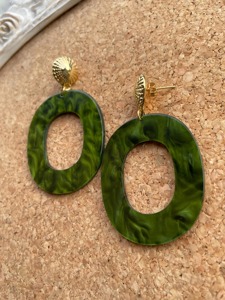 Boucles d'oreilles créoles en résine verte avec clous dorés, bijou tendance - Product Image 6