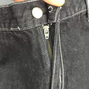 Fabricación de Shorts de Mezclilla Negra Cruda Personalizados con Logotipo Bordado, Shorts de Mezclilla Anchos Premium para Hombre - Product Image 3
