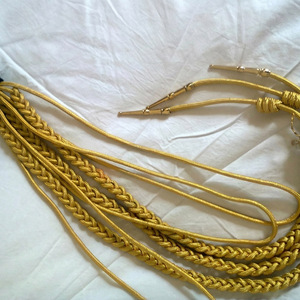 Cordón trenzado dorado personalizado para hombro, aiguillette decorativa estilo epaulette, accesorio de vestimenta. - Product Image 3