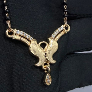 Collar Mangalsutra de Mariposa Chapado en Oro con Aleación de Cobre, Moissanita y Perla de Agua Dulce - Estilo Romántico Tradicional para Bodas Indias - Product Image 1