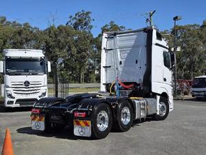 Camión Tractor Diésel 6x4 con Volante a la Izquierda para Logística y Transporte de Carga Internacional - Product Image 5
