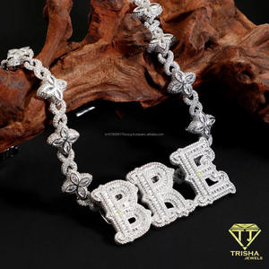 Collar con letras brillantes 'BRE' con detalles de diamantes cultivados en laboratorio y cadena de eslabones florales, joyería premium. - Product Image 4