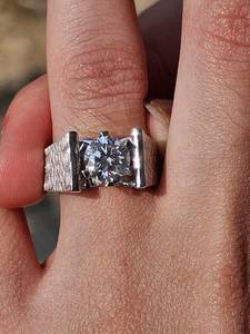 แหวนหมั้นเพชรเม็ดเดี่ยว 2.02 กะรัต เพาะเลี้ยงในห้องปฏิบัติการ ทองคำแท้ 14K รับรองโดย IGI แหวนแต่งงานผู้ชายแบบวงกว้างหรูหรา - Product Image 3