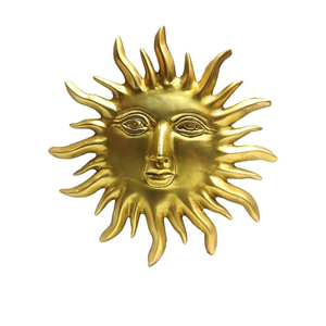 Sculpture décorative en laiton Visage du Soleil, Idole de Surya, Décoration murale pour la maison, le Mandir, le jardin, le studio de yoga, l'espace de méditation, l'hôtel - Product Image 1