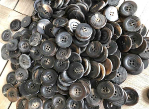 Botones de Cuerno de Búfalo Negro Genuino con Acabado Completo y Tono Blanco Natural, Ecológicos, Hechos a Mano, Arte Moderno y Coleccionable de la India - Product Image 2