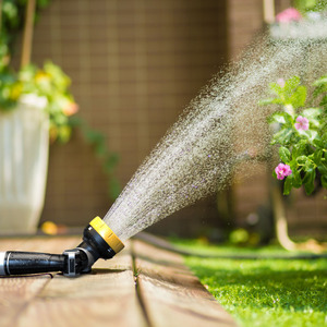 Rociador de Jardín de Aleación de Zinc y TPR para Limpiar y Bañar Mascotas, Diseño de Aspersor para Césped - Product Image 2