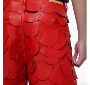 Pantalones Cortos para Hombre con Estampado de Escamas Rojas, Cintura Elástica, Estilo Urbano, Tejidos, de Tiro Medio, con Bolsillos - Product Image 5
