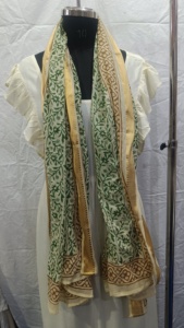 Élégant paréo-sarong vert ivoire à motif floral vigne pour femme, avec bordure moutarde traditionnelle, style ethnique bohème, idéal comme cache-maillot de plage W - Product Image 5