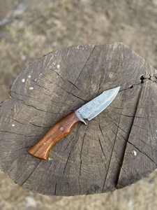 Couteau de poche multifonctionnel en acier Damas de Jahangir Enterprise, pour le camping et la chasse, avec étui en cuir, service OEM personnalisé de haute qualité - Product Image 4