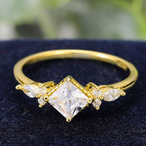 AMBER JEWELS Anillo de Compromiso Unisex de Lujo en Plata 925 con Baño de Rodio, Moissanita con Engaste de Puntas y Perla de Agua Salada, Certificado IGI - Product Image 1