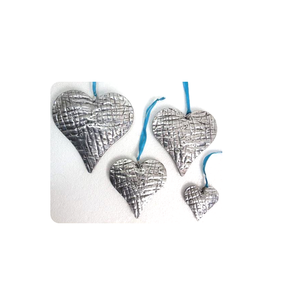 Ornements suspendus en métal faits à la main en forme de cœur, cœurs décoratifs texturés avec boucles de ruban pour la décoration festive des fêtes, des mariages et des événements - Product Image 1