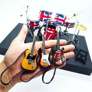 Guitare miniature et batterie de la célèbre groupe Rolling Stone |   Boîte exclusive gratuite pour figurine articulée - Product Image 1