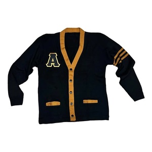 Cardigan universitaire unisexe personnalisé avec logo Alpha 1908, col en V, noir et or, en tissu tricoté de haute qualité pour les sororités - Product Image 2