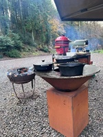 Barbecue extérieur moderne en acier Corten avec foyer, grande plancha, rangement pour bois et télécommande - Usage commercial pour jardin et cour arrière