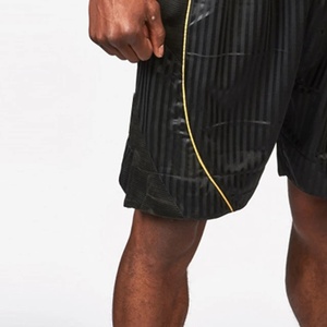 Shorts de boxe en satin noir rayé de qualité supérieure - Ceinture élastique dorée - Shorts d'entraînement professionnels pour Muay Thai et Kickboxing - Product Image 5