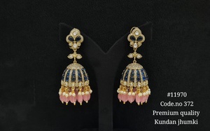 Boucles d'oreilles ethniques plaquées or Kundan Jhumki avec zirconiums cubiques et perles imitation perle pour femmes, bijoux pour mariage et fêtes. - Product Image 3